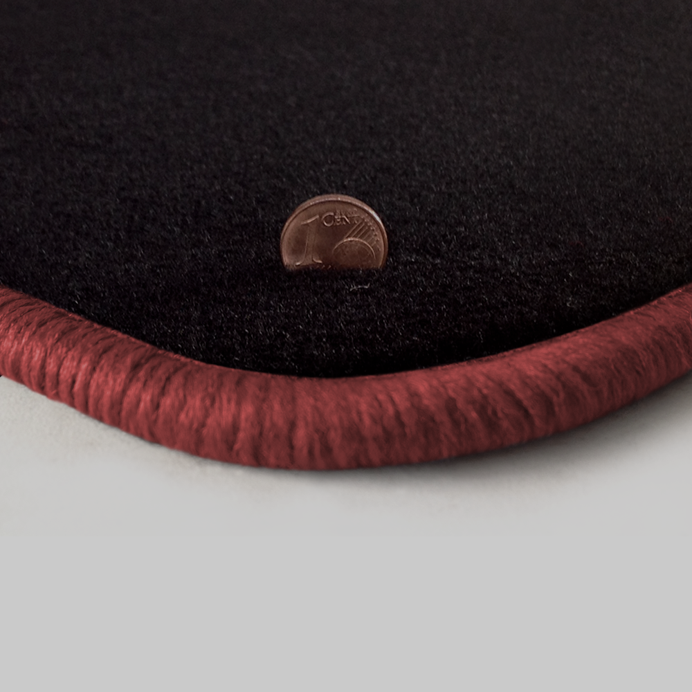 Eine Ecke als Beispiel einer Fussmatte Velours schwarz mit Rand in rose.