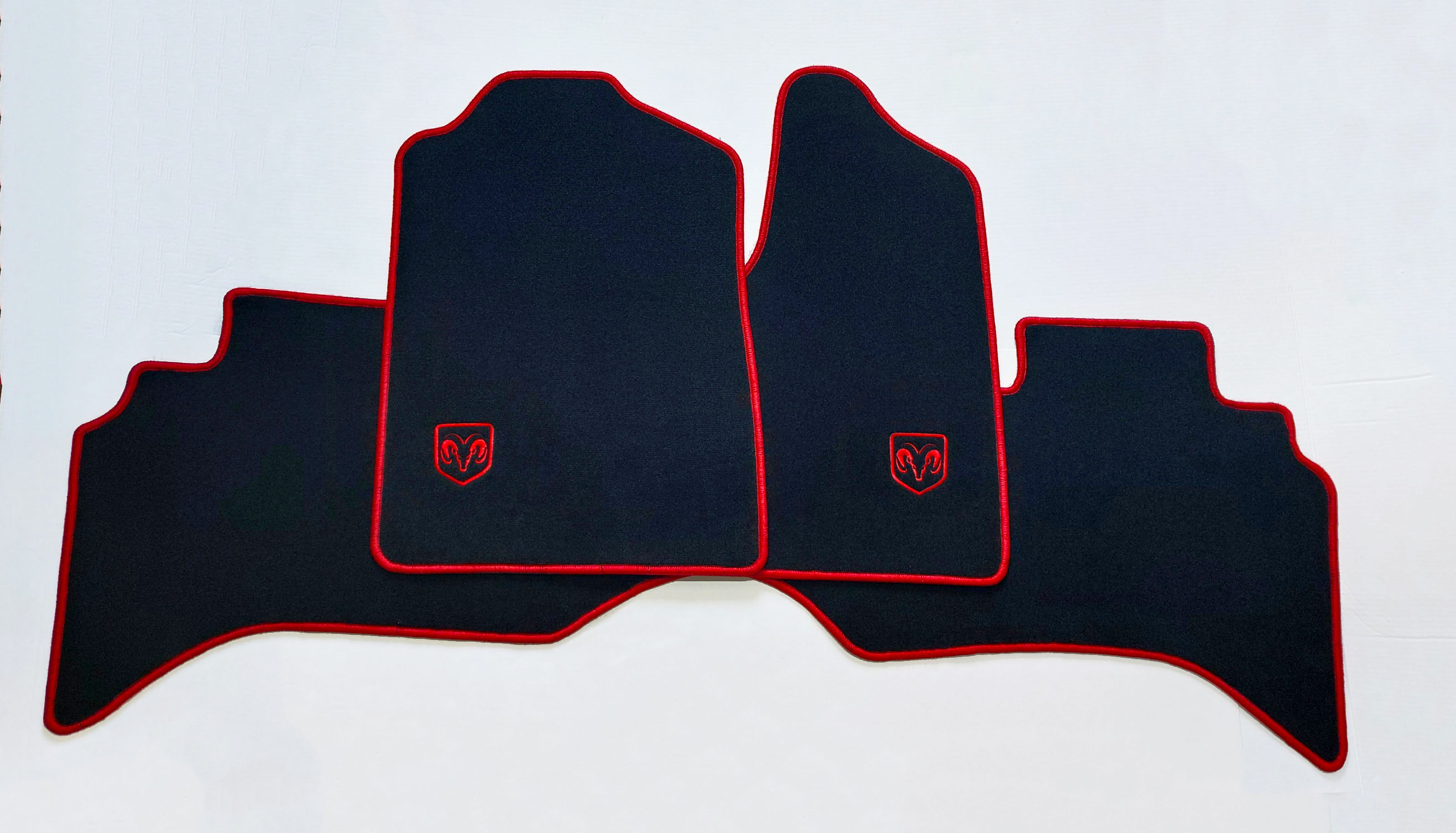 Velours Fußmatten mit STICK Dodge-Logo + Rand in rot für Dodge Ram QuadCab 2002-2009